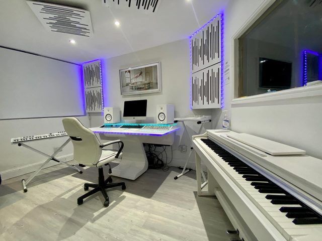 WHITEWHITE ROOM STUDIO　ウインドスクリーン